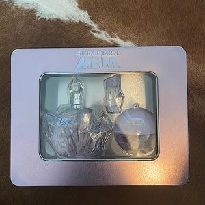 Ariana Grande REM SET